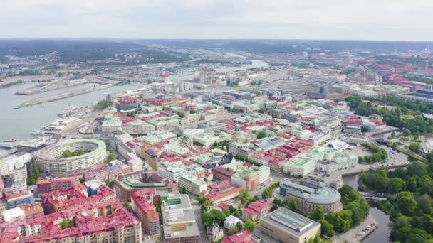 Dolly ráközelít. Göteborg, Svédország. Panoráma a város központi részén a város. Felhőtlen időjárás — Stock videók
