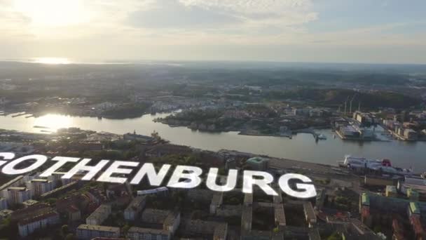 Gothenburg, Suède. Panorama de la ville et de la rivière Goeta Elv avec des navires. Coucher de soleil. 4K — Video