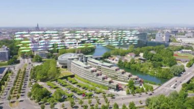 Strasbourg, Fransa. Binaların kompleksi Avrupa Parlamentosu, Avrupa İnsan Hakları Mahkemesi ve Avrupa Sarayı 'dır. 4K