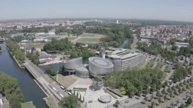 Strasbourg, Fransa. Binaların kompleksi Avrupa Sarayı 'dır. 4K