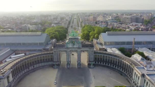 Bruxelles, Belgique. Parc du cinquantième anniversaire. Park Senkantoner. L'Arc de Triomphe de Bruxelles (Porte de Bruxelles). 4K — Video