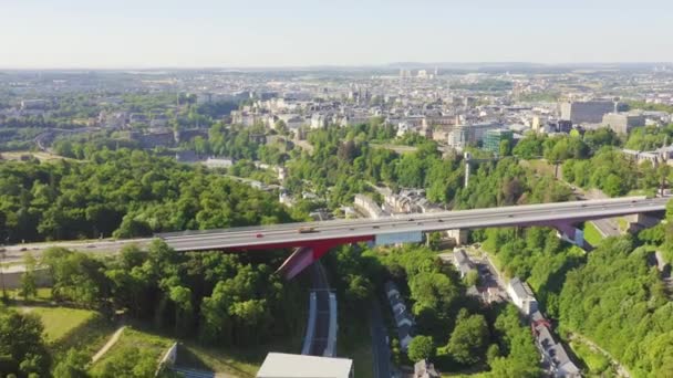 Zoom sur Dolly. Luxembourg, centre-ville historique le matin. Pont Rouge — Video