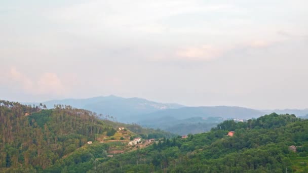 意大利,落日在森林覆盖的群山中.时间流逝。4K — 图库视频影像