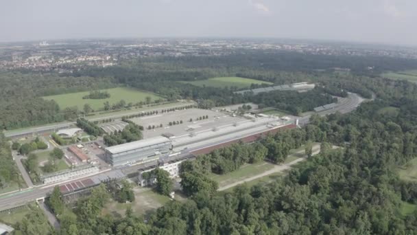 Monza, Itálie. Autodromo Nazionale Monza je závodní dráha v blízkosti města Monza v Itálii, severně od Milána. Místo konání Grand Prix Formule1. Ze vzduchu. 4K — Stock video