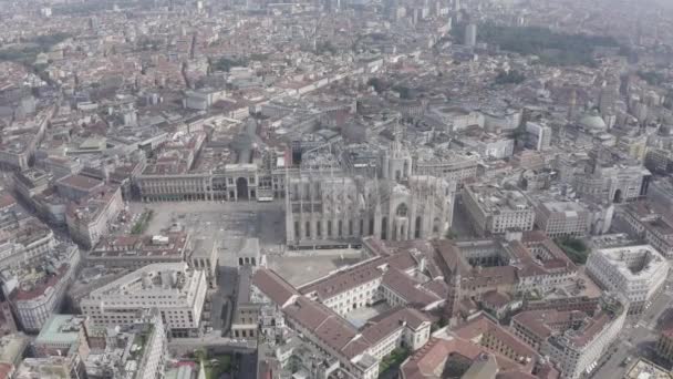 Milaan, Italië. Daken van de stad vanuit de lucht. De kathedraal van Spiers Milan. bewolkt weer.. 4K — Stockvideo