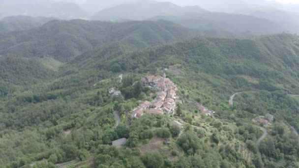 Carrodano Superiore, Italia. Provincia di La Spezia. Paesaggio boscoso di montagna. Vista dall'alto. 4K — Video Stock