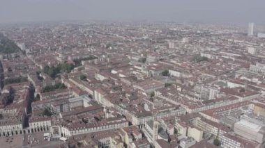 Torino, İtalya. Şehrin üzerinde uçuş. Tarihi merkez, üst görünüm. 4K