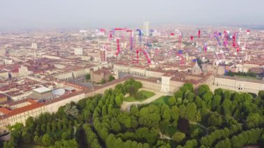Torino, İtalya. Şehrin üzerinde uçuş. Tarihi merkez, üst görünüm. 4K