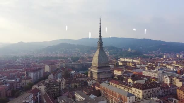 Torino, İtalya. Şehrin üzerinde uçuş. Köstebek Antonelliana. 121 metre yüksekliğinde kubbesi ve kubbesi olan bir 19. yüzyıl binası. 4K — Stok video