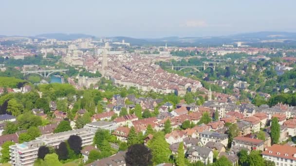 Dolly Zoom. Bern, Schweiz. Historisches Stadtzentrum, Gesamtansicht, Aare — Stockvideo