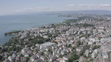 Lozan, İsviçre. Şehrin merkez kısmının üzerinde uçuş. Cenevre Gölü kıyısında. 4K