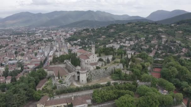 Brescia，意大利。卡斯特洛・迪・布雷西亚多云的天气飞越城市上空.4K — 图库视频影像