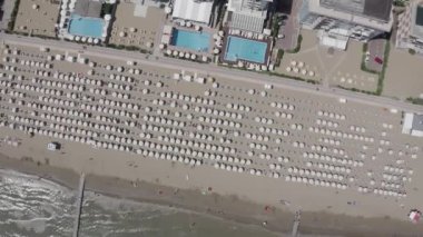İtalya, Jesolo. Lido di Jesolo ya da Jesolo Lido, Venedik 'in Jesolo şehrinin plaj bölgesi. 4K