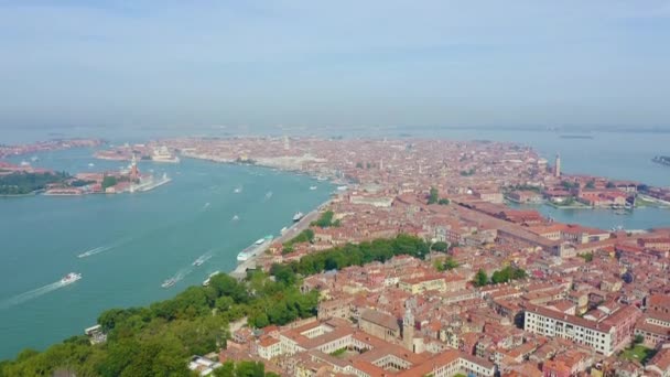 Venedik, İtalya. Venedik 'in tarihi merkezinin panoramik manzarası. Güneşli bir gün. 4K — Stok video