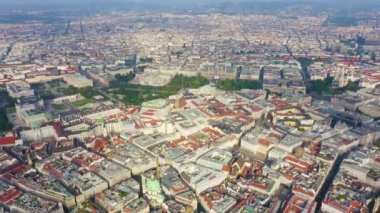 Viyana, Avusturya. Viyana 'nın tarihi şehir merkezinde uçuş. Parklar ve saraylar. St. Stephen Katedrali (Almanya: Stephansdom). 4K