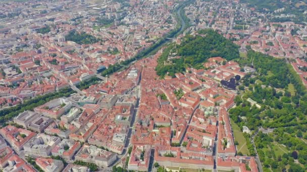 Graz, Austria. Zabytkowy widok z lotu ptaka. Góra Schlossberg (wzgórze zamkowe). 4K — Wideo stockowe