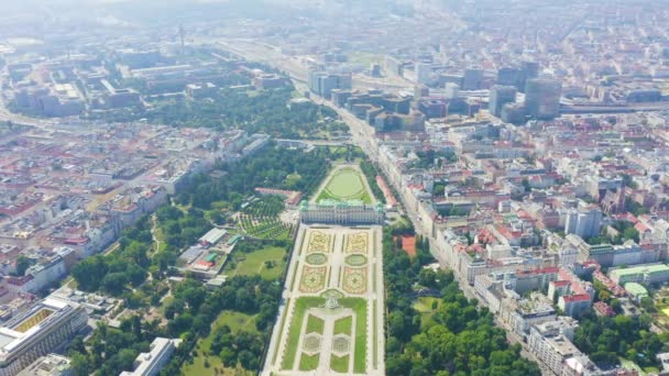 Zoom sur Dolly. Vienne, Autriche. Le Belvédère est un palais baroque de Vienne. Construit par Lucas von Hildebrandt au début du XVIIIe siècle — Video