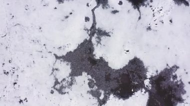 Karla kaplı küçük bir nehri olan bataklıklar. Vahşi hayvanların pek çok ayak izi. 4K