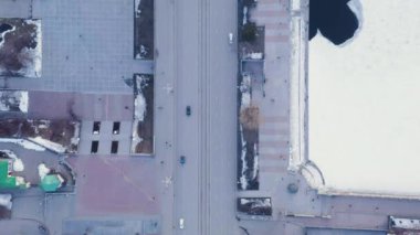 Yekaterinburg, Rusya. Şehir merkezi. Göletin ortasında bir baraj var. Lenin Caddesi. 4K
