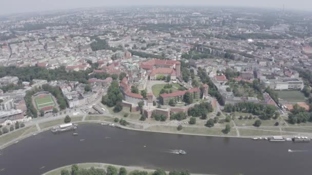 Cracovie, Pologne. Le château de Wawel. Navires sur la Vistule. Vue sur le centre historique. 4K — Video