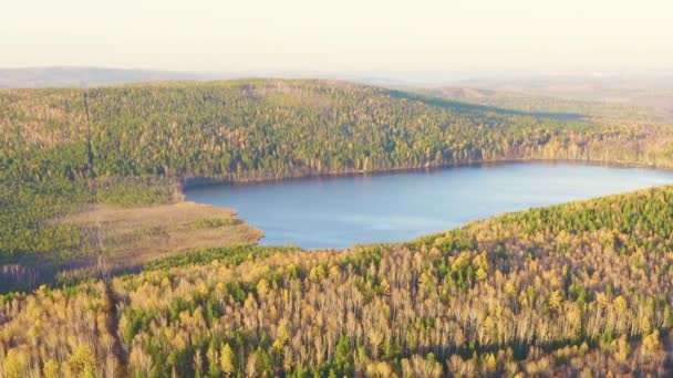 Збільшити Доллі. Єкатеринбург, Росія. Озеро Пещаной (Сенді) має прямокутну форму, оточене лісом восени. Час заходу сонця. — стокове відео