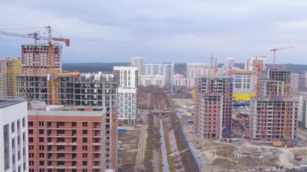 Dolly zoom. Ekaterinburg, Rússia. Voo entre edifícios em construção sobre o rio. Nova Área de Construção - Akademicheskiy (Acadêmico) — Vídeo de Stock