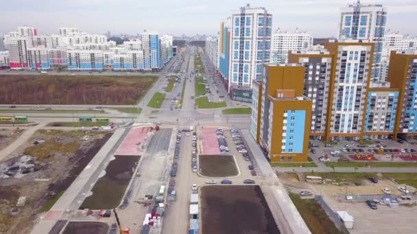 Dolly zoomen. Ekaterinburg, Rusland. Bouw van een brug over de rivier. Nieuwe bouwplaats - Akademicheskiy (Academisch) — Stockvideo