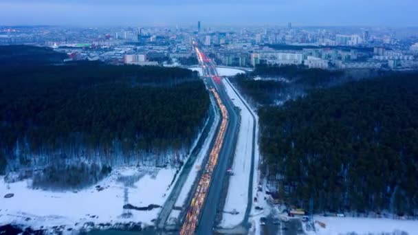 Ekaterinburg, Ryssland. Hyperlapse från luften. Utsikt mot centrum. Natten är på väg. Flyger över en upplyst väg med bilar. 4K — Stockvideo