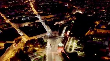 Nizhny Novgorod, Rusya. Nizhny Novgorod 'un Kremlin duvarlarının havadan görünüşü. Minin ve Pozharsky Meydanı. Gece vakti. 4K