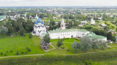 Suzdal, Rusya. Uçuş. Suzdal-Ortodoks Kilisesi 'nin Suzdal Kremlin topraklarındaki İsa' nın Doğuşu Katedrali. 4K