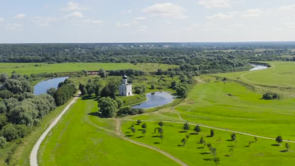 Russia, Bogolyubovo. Aerial view of Church of the Intercession on the Nerl. Orthodox church and a symbol of medieval Russia. 4K — Stock Footage Russia, Bogolyubovo. Aerial view of Church of the Intercession on the Nerl. Orthodox church and a symbol of medieval Russia. 4K Stock Video