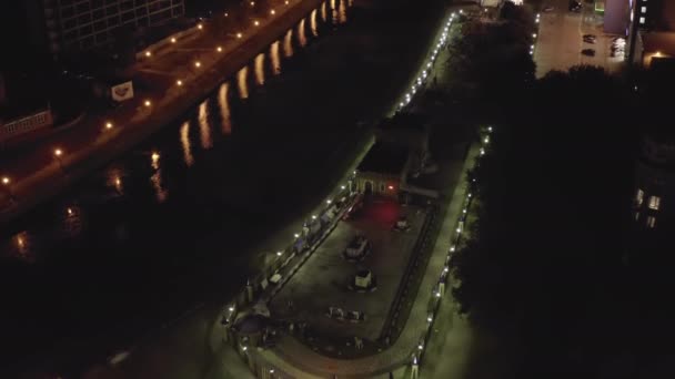 Ivanovo, Rusia. Vuelo nocturno sobre el centro de la ciudad de Ivanovo, terraplén del río Uvod. 4K — Vídeo de stock