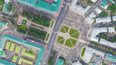 Kostroma, Rusya. Kostroma şehrinin tarihi merkezi üzerinde uçuş. Susaninskaya Meydanı. 4K