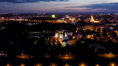 Yaroslavl, Rusya. Kutsal Bakire Meryem 'in Varsayımı Katedrali (Varsayım Katedrali). Gün batımından sonra şehir ışıkları, alacakaranlık. 4K