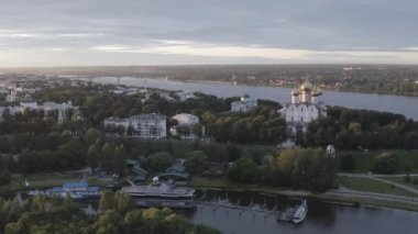 Yaroslavl, Rusya. Strelka (Spit), Kotorosl Volga Nehri 'ne akar. Gün batımı zamanı. 4K