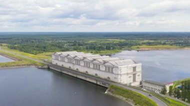 Rybinsk, Rusya. Rybinsk hidroelektrik santralinin hava görüntüsü. 4K
