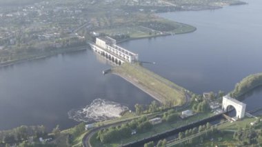 Uglich, Rusya. Çirkin Pound Lock. Geçitten su boşaltımı. Sabah erkenden. 4K