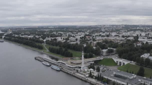Russia, Jaroslavl. Stazione fluviale sul fiume Volga, torre Volzhskaya. 4K — Video Stock