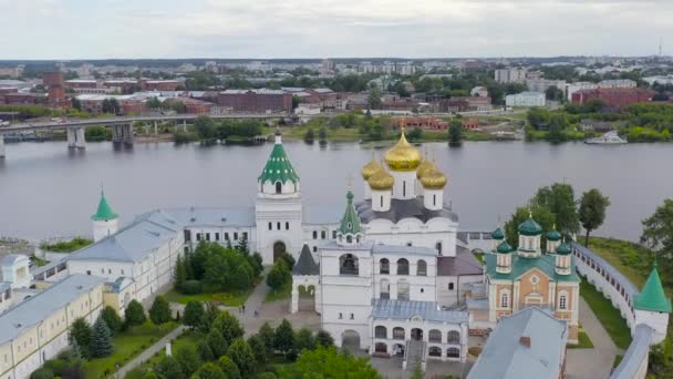 Russland, Kostroma. Hellige Treenighetskloster i Kostroma. 4K – stockvideo