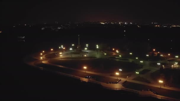 ロシアのヤロスラヴル。ストレルカ（Spit）-コトロスがヴォルガ川に注ぐ。夜の街の灯。4K — ストック動画