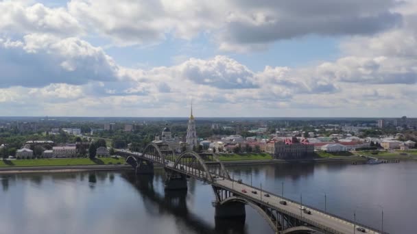 Rybinsk, Russia. Ponte di Rybinsk. Ponte sul fiume Volga, situato nella città di Rybinsk, nella regione di Yaroslavl. 4K — Video Stock