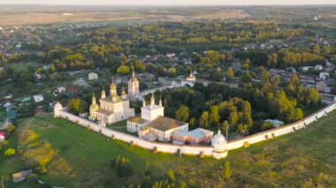 Pereslavl-Zalessky, Rusya. Dormition Goritsky Manastırı eski bir Ortodoks manastırıdır. Batan güneşin ışığında hem de. 4K