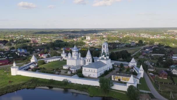 Pereslavl-Zalessky, Rusland. Klooster Nikitski - Klooster van het bisdom Pereslavl van de Russisch-orthodoxe kerk. 4K — Stockvideo