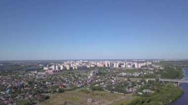 Tura nehrinin rıhtımından Tyumen şehrinin panoramik manzarası. Rusya... 4K