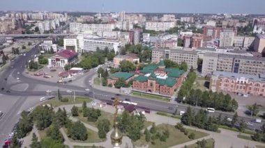 Kutsal Bakire Meryem 'in Varsayımının Katedrali, şehrin panoramik manzarası. Omsk, Rusya. 4K