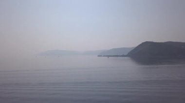 Rusya, Irkutsk. Baykal Limanı, Ustyansky Burnu. Baykal Gölü 'nden Angara Nehri' nin kaynağı. 4K