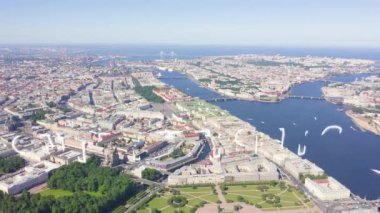 St. Petersburg şehir merkezinin panoramik hava manzarası açık güneşli bir havada, Rusya. 4K