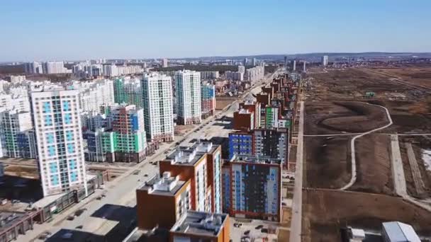 Span langs nieuwe huizen, Akademicheskiy wijk. Ekaterinburg, Rusland. 4K — Stockvideo