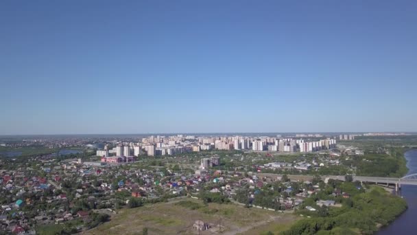 Panoramisch uitzicht op de stad Tyumen vanaf de kade van de rivier de Tura, Landing. Rusland.. 4K — Stockvideo