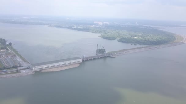 Novosibirsk Vandkraftværk er et vandkraftværk på Ob-floden i det sovjetiske distrikt i byen Novosibirsk. Det eneste vandkraftværk ved Ob-floden. 4K – Stock-video